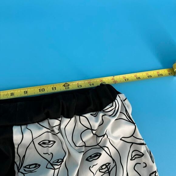 Picasso Contrast Shorts. Light weight men’s size 32 x 8 black / white - Picture 4 of 6